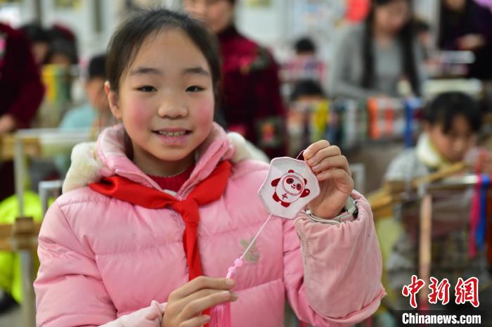 圖為一名小學(xué)生繡制的2022年北京冬奧會吉祥物“冰墩墩”形象。　喻云亮 攝