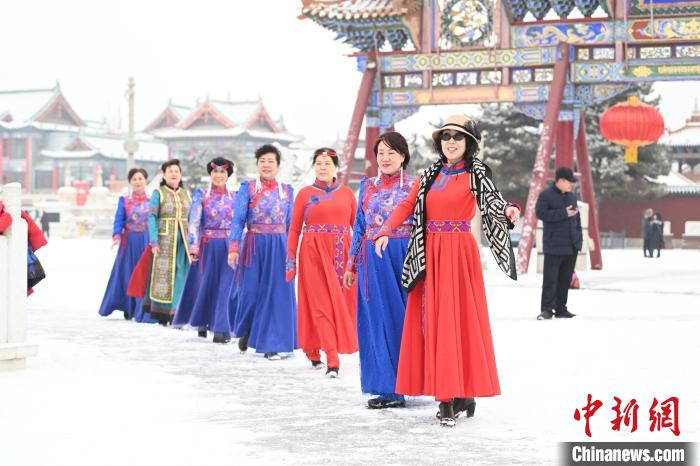 2月13日，老年人在呼和浩特市大召廣場(chǎng)拍照“打卡”?！⑽娜A 攝