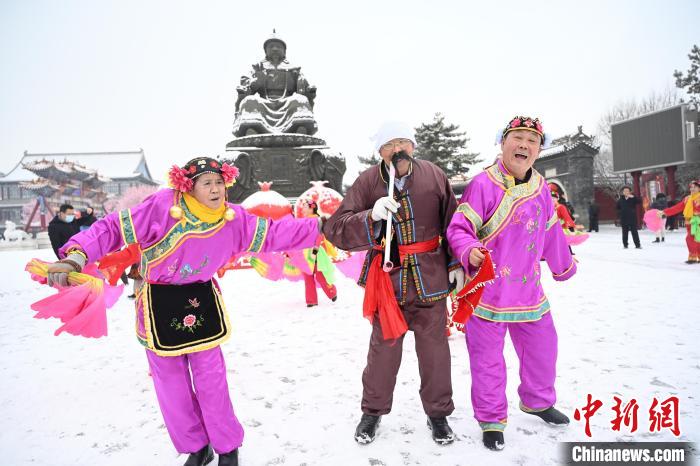 2月13日，秧歌隊(duì)在呼和浩特市大召廣場(chǎng)雪中起舞?！⑽娜A 攝