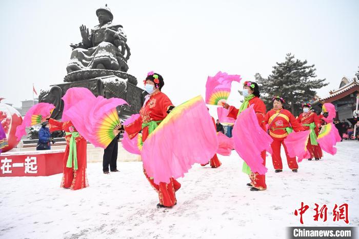 2月13日，秧歌隊(duì)在呼和浩特市大召廣場(chǎng)雪中起舞。　劉文華 攝