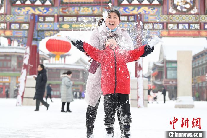2月13日，家長與小朋友在呼和浩特市大召廣場(chǎng)享雪趣?！⑽娜A 攝