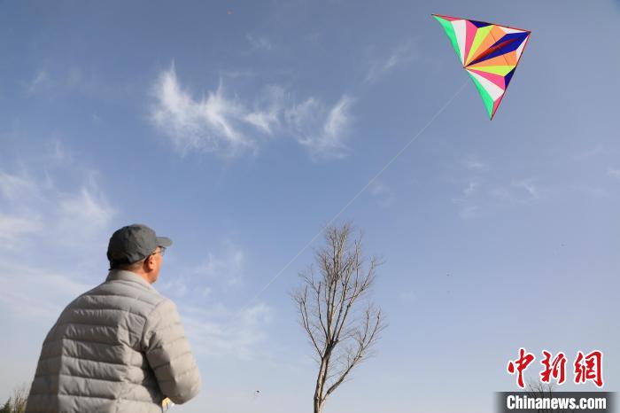 市民在放風(fēng)箏?！∴囆?qiáng) 攝