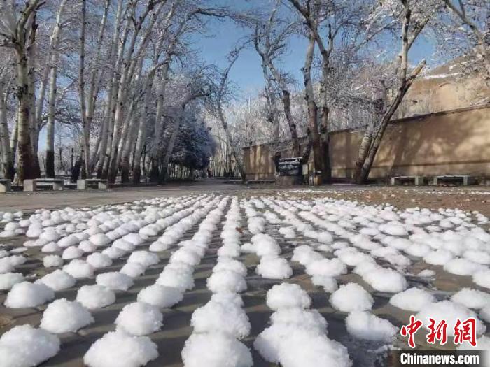 圖為春雪過后的莫高窟美不勝收?！≈鼙笕?攝