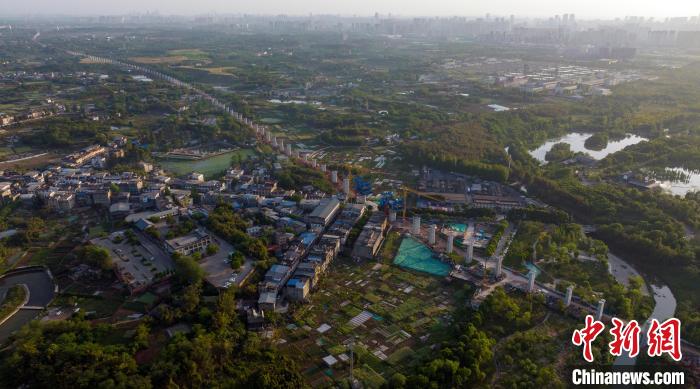 航拍正在建設(shè)中的成都至自貢高速鐵路成都段?！⒅铱?攝