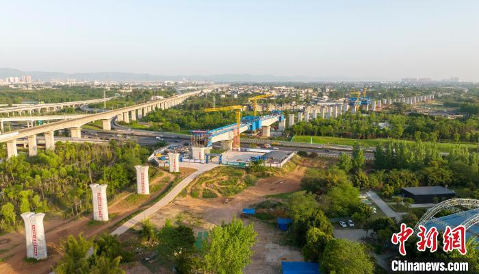 航拍正在建設(shè)的成都至自貢高速鐵路跨成都繞城高速公路連續(xù)梁施工現(xiàn)場。　劉忠俊 攝