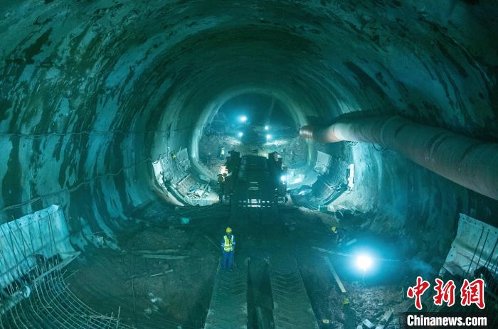 正在掘進中的龍泉山1號隧道?！⒅铱?攝