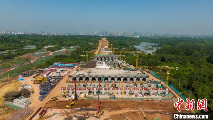 加緊施工建設(shè)的天府站多線橋?！⒅铱?攝