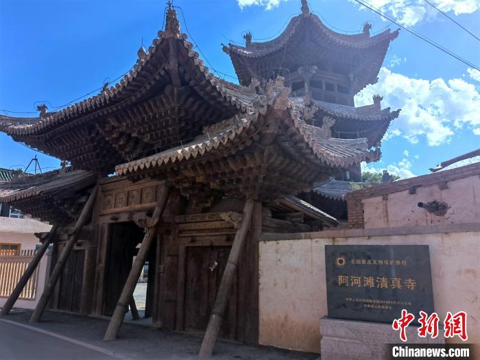 圖為集漢、藏、伊斯蘭風格于一體的700年歷史的全國重點保護文物——阿河灘清真寺。　張海雯 攝