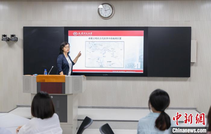 天津師范大學(xué)跨文化與世界文學(xué)研究院院長、教授郝嵐正在為同學(xué)們上課。　王在御 攝