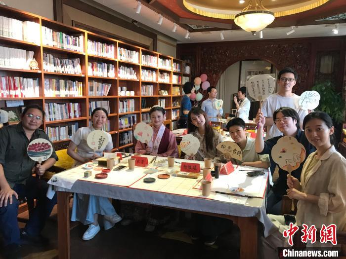 9月14日，“月動臨秋扇”中華傳統(tǒng)文化沉浸式體驗活動在北京紀曉嵐故居舉辦。陳建新 攝 陳建新 攝