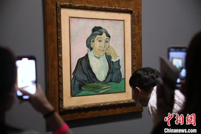 觀眾欣賞梵高畫作《阿爾勒婦女(吉努夫人肖像)》?！埡鄠?攝