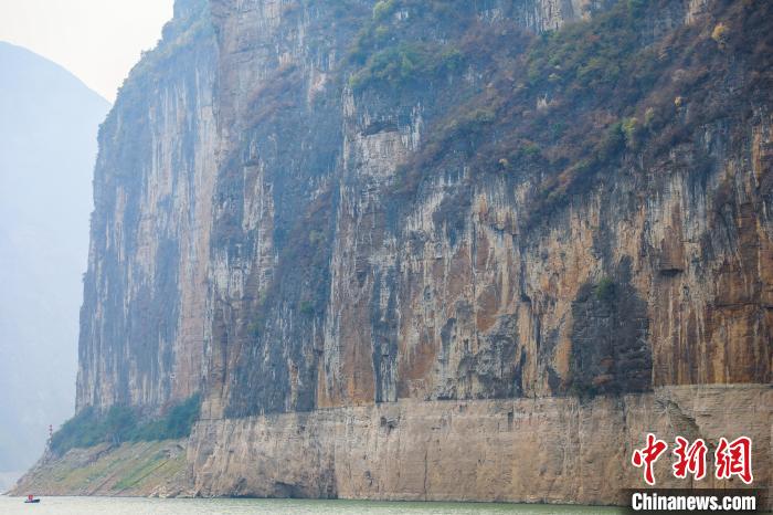 圖為瞿塘峽兩岸壯麗景致?！×簹J卿 攝