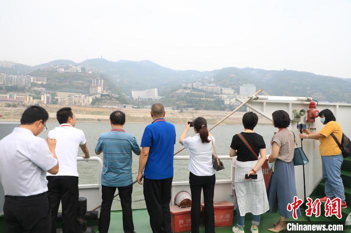 重慶市政協(xié)“同心聚力巴渝行”主題采訪團(tuán)15日走進(jìn)奉節(jié)，了解當(dāng)?shù)卣f(xié)委員護(hù)江成效?！×簹J卿 攝