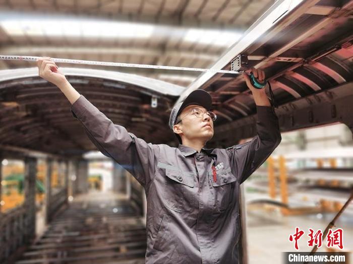 王漢卿在安裝車頂二次骨架吊?！∈茉L者供圖