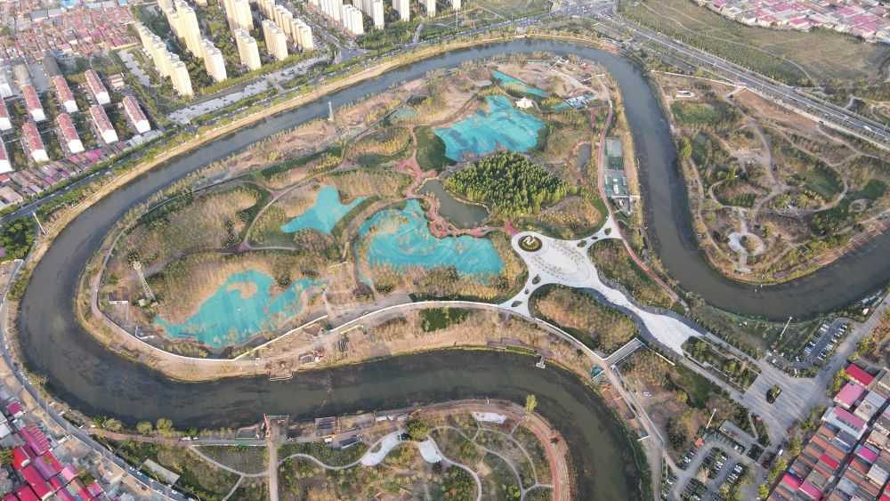 　圖為4月30日拍攝的河北滄州市區(qū)的大運河“Ω”形河道。新華社發(fā)(傅新春 攝)
