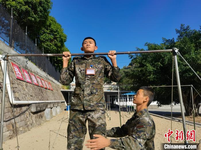 新兵尤云龍正在進(jìn)行器械訓(xùn)練?！●R濤 攝