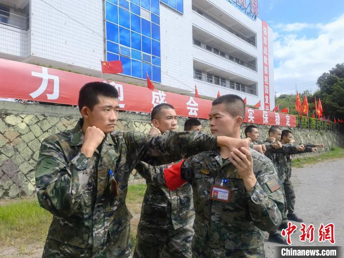 新兵尤云龍(左)不斷向一名合格軍人蛻變。　陳淼 攝