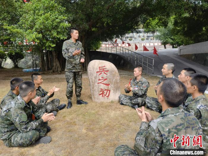 尤云龍為戰(zhàn)友講述父輩保家衛(wèi)國(guó)的故事?！＄姛樋?攝