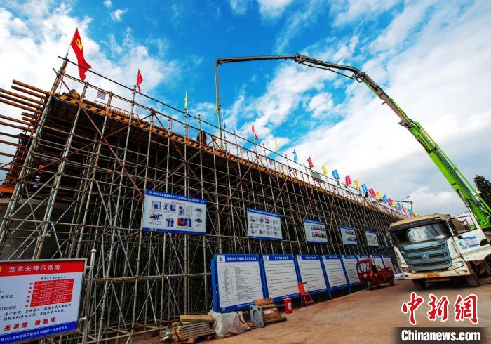 圖為渝昆高鐵云南段境內首座大橋連續(xù)梁混凝土澆筑施工現場?！『螀矽i 攝