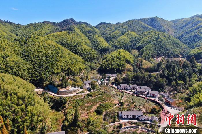 航拍江西井岡山市神山村，青山環(huán)繞，風(fēng)景秀美?！⒘?攝