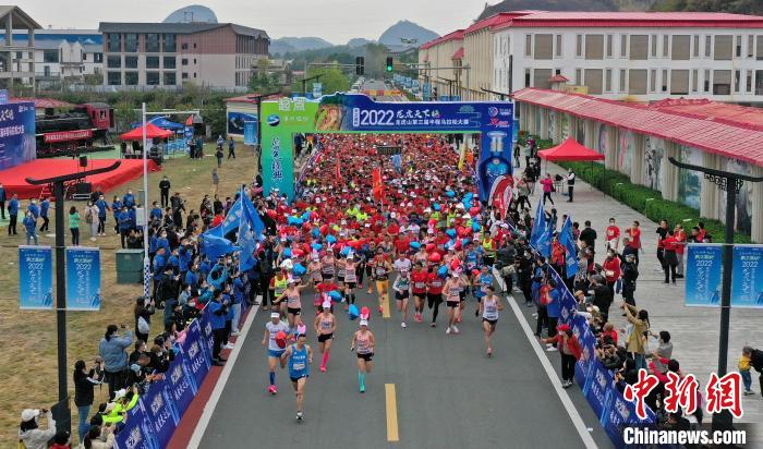 2022年龍虎山半程馬拉松鳴槍開跑?！⒅剧?攝