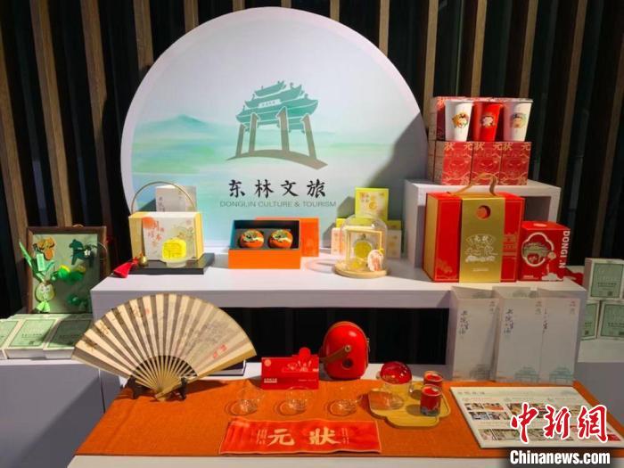 發(fā)展論壇現(xiàn)場展出的無錫城市文創(chuàng)作品?！O權(quán) 攝