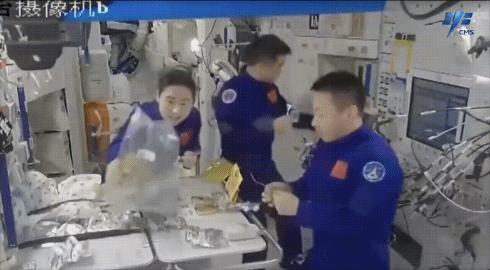 神舟十四號航天員在軌品嘗美食。圖片來源：中國載人航天工程辦公室官方微信