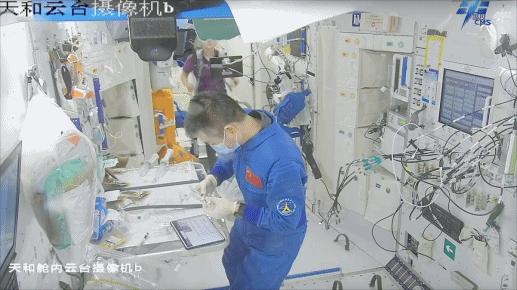 開展水樣微生物檢測。圖片來源：中國載人航天工程辦公室官方微信