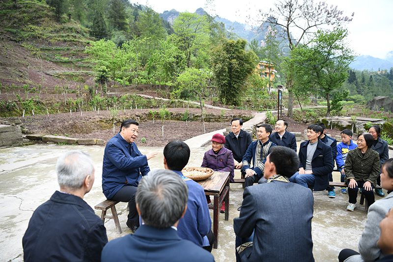 2019年4月15日，習(xí)近平總書(shū)記在重慶石柱土家族自治縣中益鄉(xiāng)華溪村同村民代表、基層干部、扶貧干部、鄉(xiāng)村醫(yī)生等圍坐在一起，共話脫貧攻堅(jiān)。