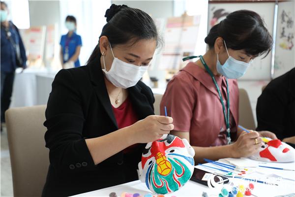 展覽會現(xiàn)場，泰國民眾體驗(yàn)畫臉譜。人民網(wǎng)記者 趙益普攝