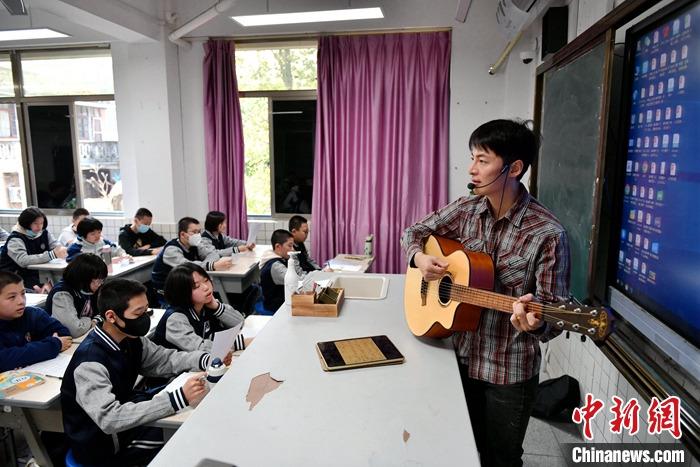 圖為3月16日，張家豪在福建福州延安中學教學。 <a target='_blank' href='/'><p  align=