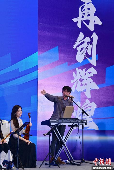 圖為3月9日，福建福州，張家豪(右)與林佳臻在臺上演出。 <a target='_blank' href='/'><p  align=