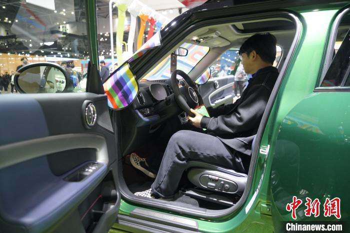 圖為觀眾在展會試駕車輛?！⑿?攝
