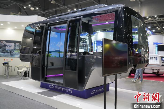 圖為展會上展示的無人駕駛移動出行工具?！⑿?攝