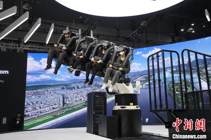 圖為觀眾在展會模擬體驗未來城市空中移動出行方式?！⑿?攝