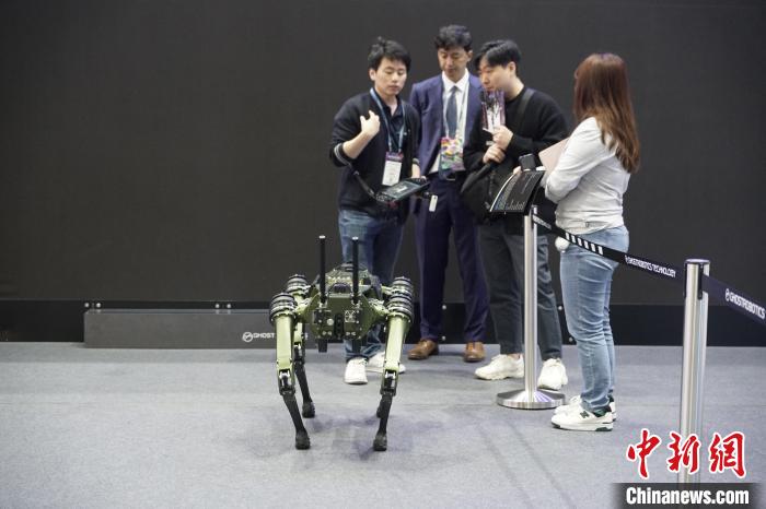 圖為觀眾在展會參觀機器人。　劉旭 攝