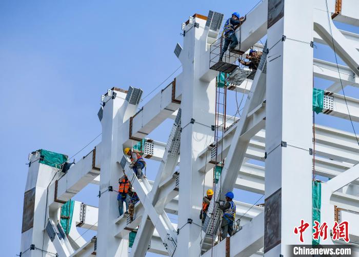 圖為海南商業(yè)航天發(fā)射場1號工位建設現(xiàn)場，工人正緊鑼密鼓施工。　駱云飛 攝