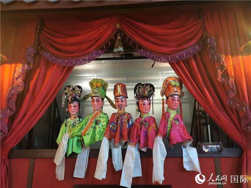 3D公仔戲臺。人民網(wǎng)記者 符園園攝