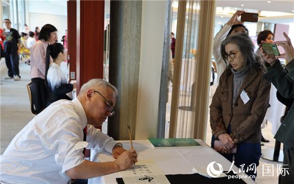 “聯(lián)合國中文日”慶祝活動上進行了書法等中國文化展示。人民網(wǎng)記者 尚凱元攝