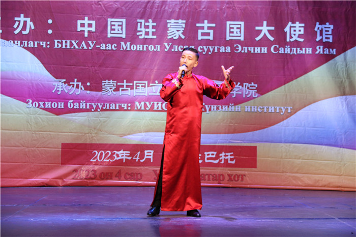一等獎(jiǎng)選手賀希格中學(xué)的包勒爾德表演貫口《玲瓏塔》。蒙古國(guó)立大學(xué)孔子學(xué)院供圖