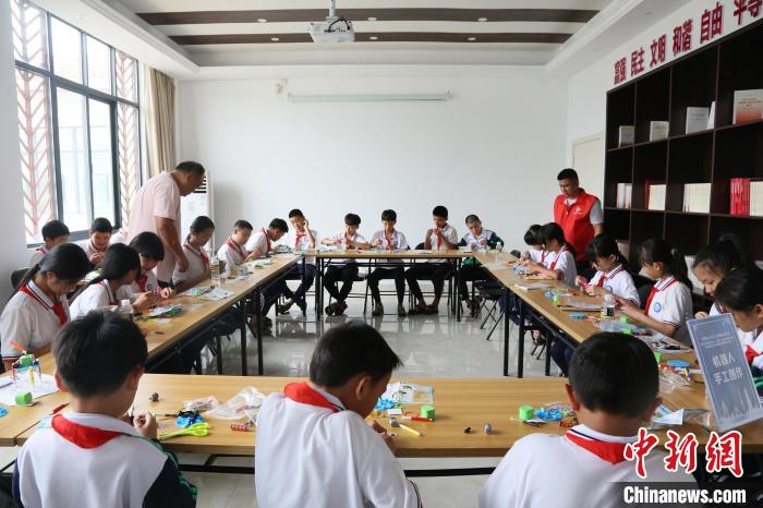 4月24日，中國航天日主題活動海南文昌分會場開展航天機器人手工創(chuàng)作體驗課?！》钊?攝