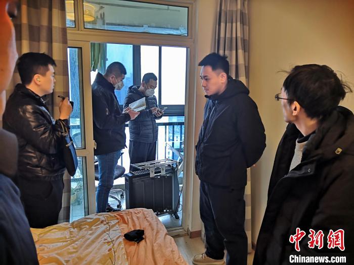 丹東市公安局民警抓捕犯罪嫌疑人，在其家中進行搜查?！〉|市公安局供圖
