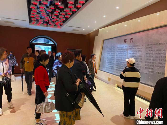 中共中央統(tǒng)戰(zhàn)部舊址里參觀者絡(luò)繹不絕?！±顣詡?攝
