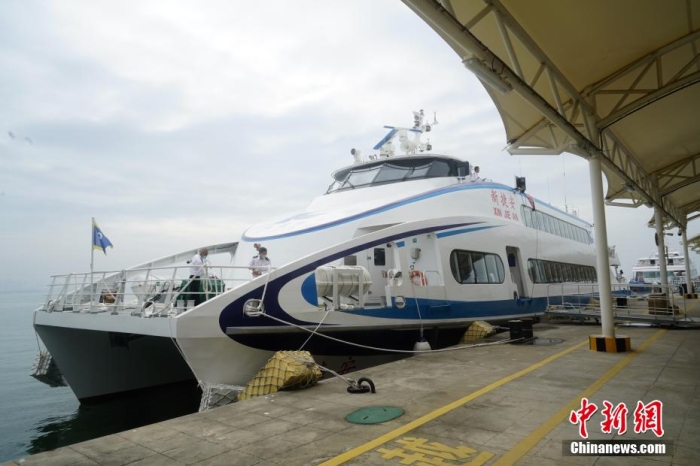 5月3日，“新捷安”輪載著157名乘客從廈門啟航前往金門，這是“新捷安”輪入列廈金航線后的首個航班。廈門海事局執(zhí)法人員對船舶進行了全面的開航前檢查，確保首航安全?！靶陆莅病陛喛傞L43米、船寬10.5米、型深3.61米，載客量350人，是現(xiàn)有廈金客運航線參營客船中載客定額最大的雙體穿浪高速客船，用以替換原有的“捷安”輪。福建海事 供圖