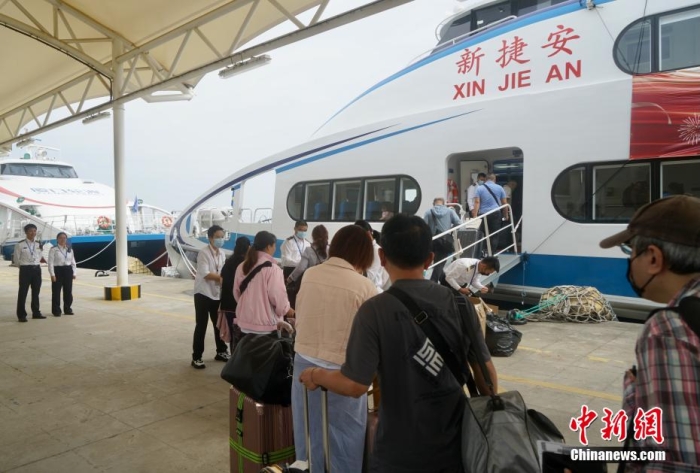 圖為乘客登船準備從廈門啟航前往金門。福建海事 供圖