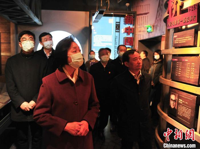 臺(tái)盟中央主席蘇輝近日率調(diào)研組赴吉林開展重點(diǎn)考察調(diào)研。圖為在長影舊址博物館考察吉林特色文化產(chǎn)業(yè)發(fā)展?！「啐埌?攝