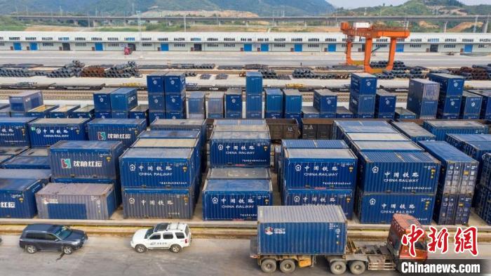 懷化國(guó)際陸港繁忙而有序(資料圖)。　雷明雄 攝