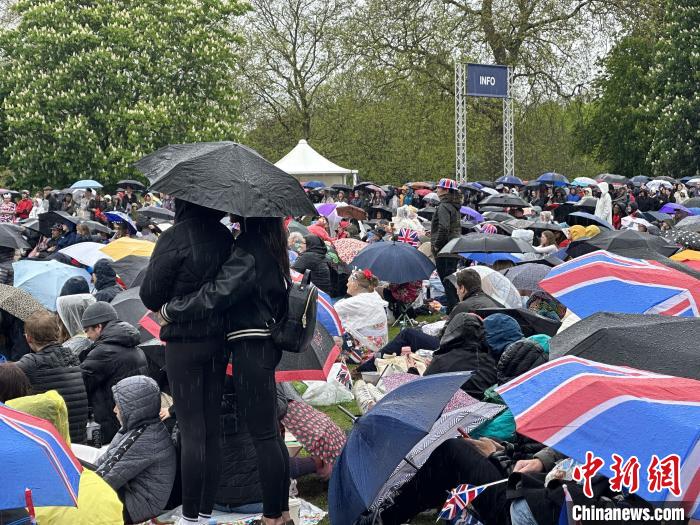 當(dāng)?shù)貢r(shí)間5月6日，英國國王查爾斯三世的加冕儀式舉行。民眾雨中觀看儀式?！W陽開宇 攝
