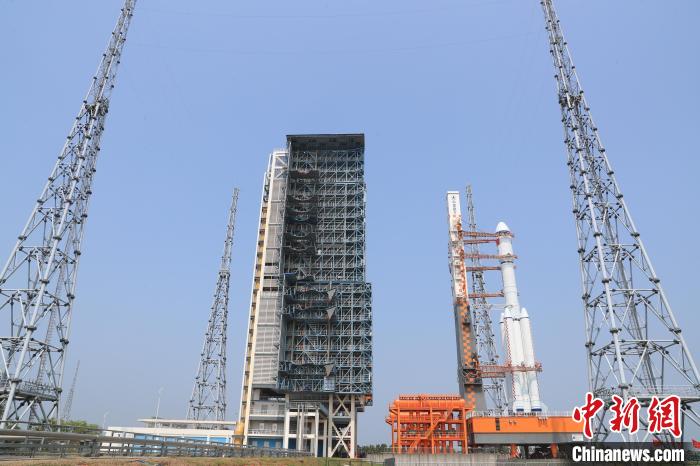 北京時間5月7日，天舟六號貨運飛船與長征七號遙七運載火箭組合體垂直轉(zhuǎn)運至發(fā)射區(qū)。　邱立軍 黃國暢 攝