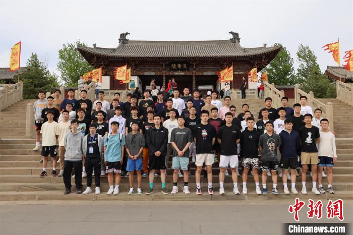 比賽結束后，兩岸學生參訪高平炎帝陵。　主辦方供圖